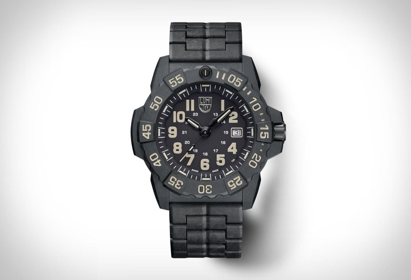 Stealthy Military Dive Watches - The Luminox Navy SEAL Military Dive Watch Has a CARBONOX Case (TrendHunter.com)