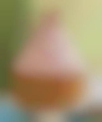 https://cdn.trendhunterstatic.com/thumbs/giant-cupcake-pan.jpeg?auto=webp