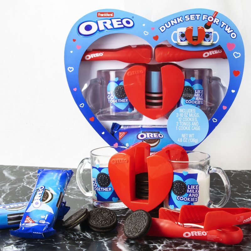 Couples-Friendly Cookie Sets : Heart Box Oreo Cookie Dunking Set
