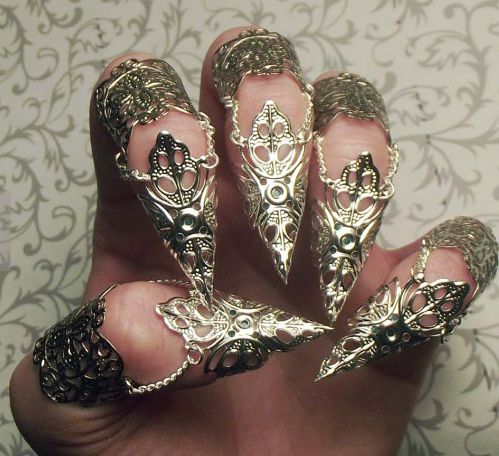 10 Weapon-Resembling Manicures