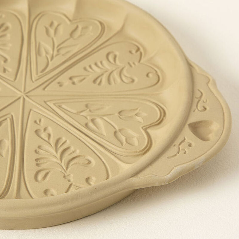 Intricate Baking Dishes - The ‘Shortbread Heart Baking Pan’ Makes Patterned Confections (TrendHunter.com)